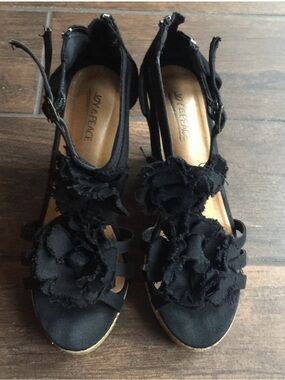 2/$10❤️Black Floral T-Strap Wedge Sandals